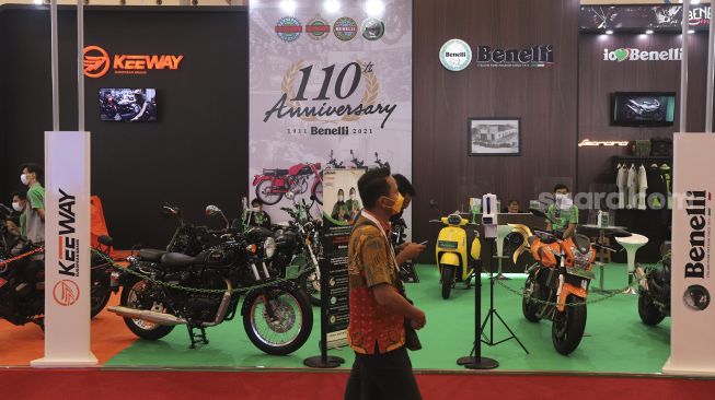 Pengunjung menghadiri pameran otomotif GAIKINDO Indonesia International Auto Show (GIIAS) 2021 di Indonesia Convention Exhibition (ICE) BSD, Serpong, Tangerang, Banten, Kamis (11/11/2021). [Suara.com/Angga Budhiyanto]