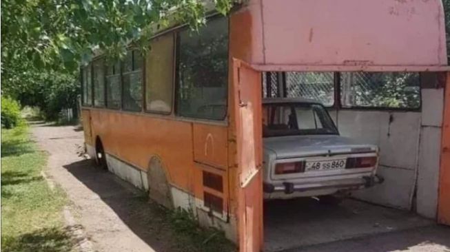 Viral Potret Bangkai Bus Disulap Menjadi Garasi, Wujudnya Mencengangkan