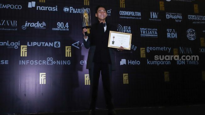 Aktor Chicco Kurniawan berfoto setelah meraih penghargaan Pemeran Pri Terbaik dalam gelaran Festival Film Indonesia di JCC Senayan, Jakarta Pusat, Rabu (10/11/2021). [Suara.com/Alfian Winanto]
