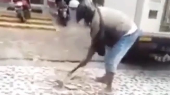 Viral Aksi Pemotor Hancurkan Trotoar Jalan, Diduga Balas Dendam karena Istri Meninggal