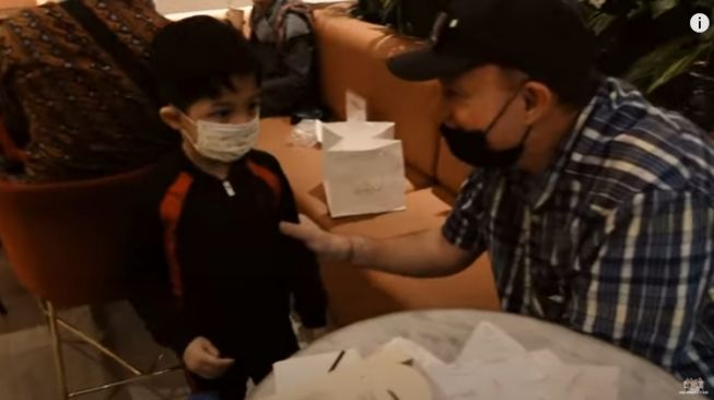 Momen Azriel Hermansyah Bertemu Orangtua Sarah Menzel. [Youtube/The Hermansyah A6]