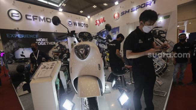 Motor Listrik Wmoto tipe M6-2021 dipamerkan selama pameran otomotif GAIKINDO Indonesia International Auto Show (GIIAS) 2021 di Indonesia Convention Exhibition (ICE) BSD, Serpong, Tangerang, Banten, Kamis (11/11/2021). [Suara.com/Angga Budhiyanto]