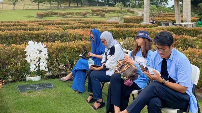 Momen BCL Ziarah ke Makam Ashraf Sinclair. [Instagram/bclsinclair]