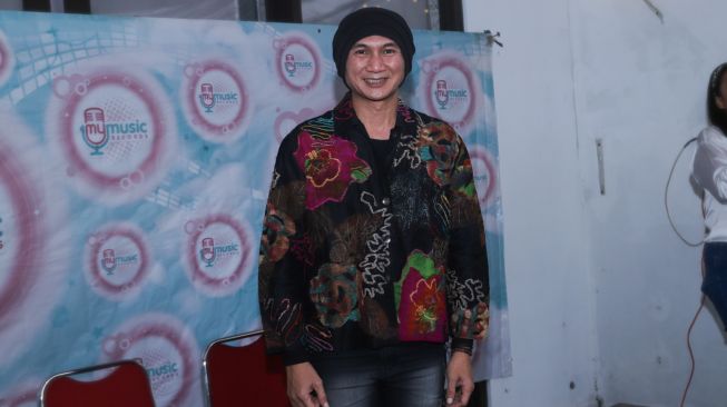 Musisi Erdian Aji Prihartanto atau Anji saat ditemui ketika menggelar jumpa pers di Cilandak, Jakarta Selatan, Kamis (11/11/2021). [Suara.com/Alfian Winanto]