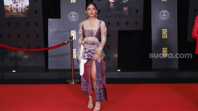 Aktris Arawinda Kirana saat menghadiri gelaran Festival Film Indonesia di JCC Senayan, Jakarta Pusat, Rabu (10/11/2021). [Suara.com/Alfian Winanto]