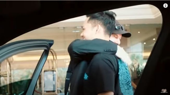 Momen Azriel Hermansyah Bertemu Orangtua Sarah Menzel. [Youtube/The Hermansyah A6]