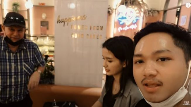 Momen Azriel Hermansyah Bertemu Orangtua Sarah Menzel. [Youtube/The Hermansyah A6]