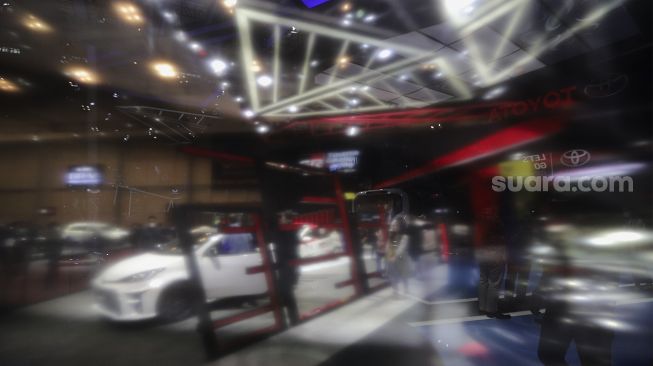 Sejumlah pengunjung menghadiri pameran otomotif GAIKINDO Indonesia International Auto Show (GIIAS) 2021 di Indonesia Convention Exhibition (ICE) BSD, Serpong, Tangerang, Banten, Kamis (11/11/2021). [Suara.com/Angga Budhiyanto]