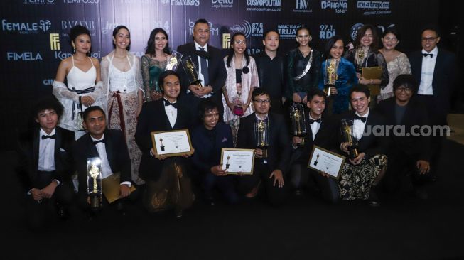 Pemeran film bersama produser serta sutradara film Penyalin Cahaya usai dinobatkan menjadi film terbaik dan meraih 12 Piala Citra di gelaran Festival Film Indonesia di JCC Senayan, Rabu (10/11/2021). [Suara.com/Alfian Winanto]