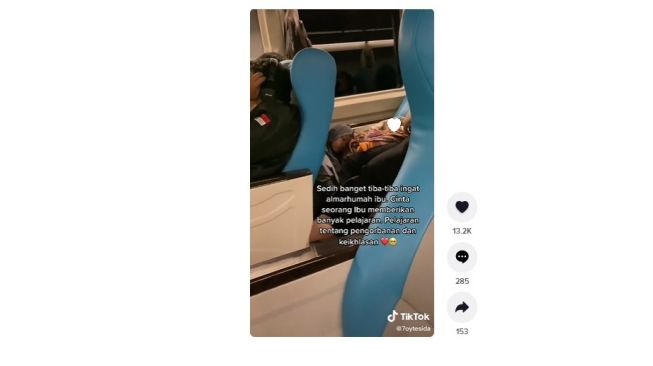 Perjuangan ibu duduk di bawah demi anaknya. [TikTok]