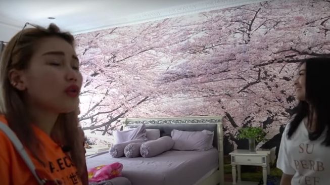 Potret kamar Iis Dahlia. [YouTube/Qiss You TV]