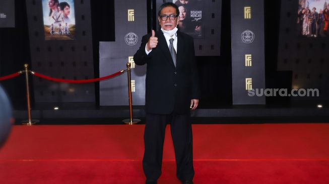 Aktor Deddy Mizwar saat menghadiri gelaran Festival Film Indonesia di JCC Senayan, Jakarta Pusat, Rabu (10/11/2021). [Suara.com/Alfian Winanto]