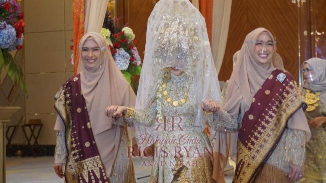 Momen akad nikah Ria Ricis. [Instagram/officialmnctv]