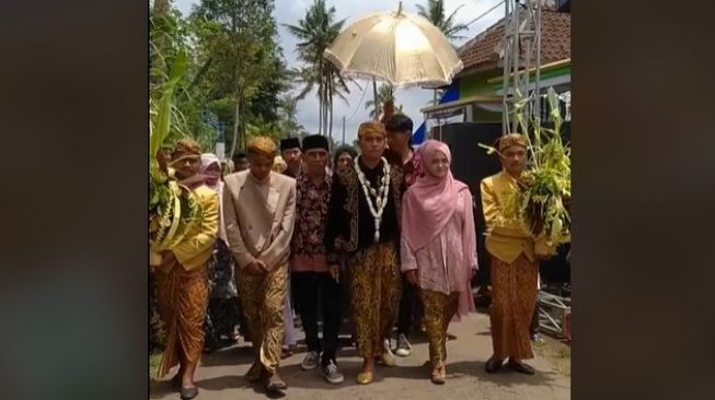 Rombongan pengantar pengantin pria viral diarak iblis di Malang, Jawa Timur. [TikTok]