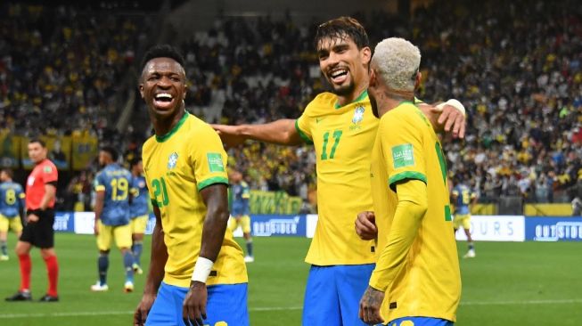 Pemain timnas Brasil Lucas Paqueta (tengah) melakukan selebrasi dengan rekan setimnya Vinicius Junior (kiri) dan Neymar setelah mencetak gol melawan Kolombia dalam lanjutan Kualifikasi Piala Dunia 2022 zona Amerika Selatan (Conmebol) di Neo Quimica Arena, sebelumnya dikenal sebagai Arena Corinthians, di Sao Paulo , Brasil, pada Jumat (12/11/2021). NELSON ALMEIDA / AFP.