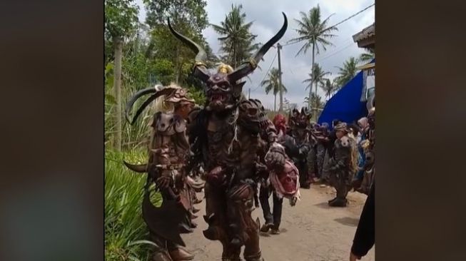 Rombongan pengantar pengantin pria viral diarak iblis di Malang, Jawa Timur. [TikTok]