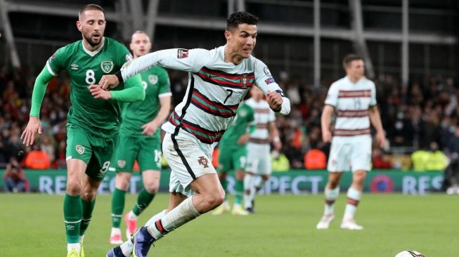 Striker timnas Portugal, Cristiano Ronaldo mengejar bola selama matchday ketujuh Grup A Kualifikasi Piala Dunia 2022 antara Irlandia vs Portugal di Stadion Aviva di Dublin pada Jumat (12/11/2021). Pertandingan berakhir 0-0.PAUL IMAN / AFP.