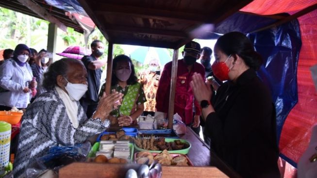 Ketua DPR RI Dr. (H.C) Puan Maharani di angkringan. (Dok: DPR)