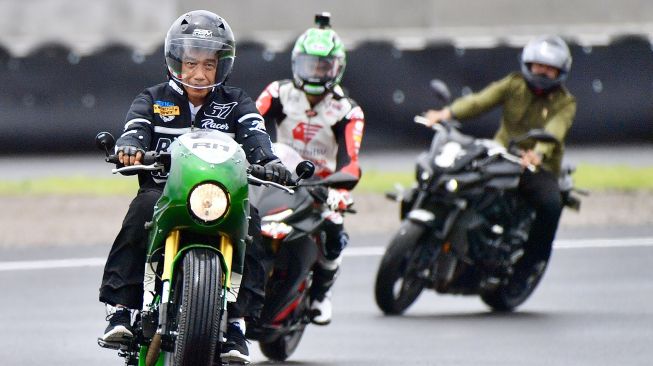 Presiden Joko Widodo mengendarai sepeda motor custom Kawasaki W175 saat mencoba lintasan Pertamina Mandalika International Street Circuit di KEK Mandalika, Praya, Lombok Tengah, NTB, Jumat (12/11/2021).  ANTARA FOTO