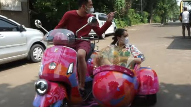 Raffi Ahmad dan Nagita Slavina Riding Mesra Pakai Vespa Warna-warni, Bikin Salah Fokus