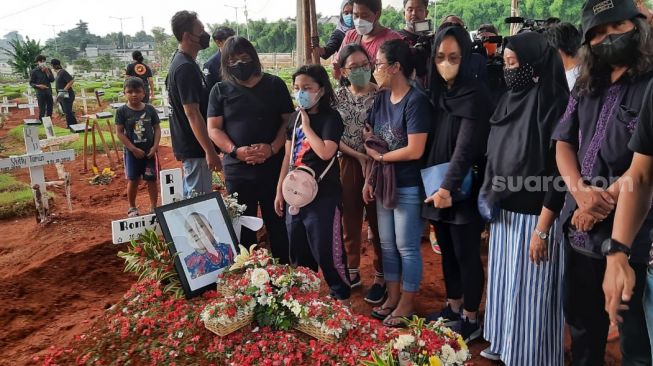 Pemakaman Rony Dozer di TPU Jombang, Tangerang [Suara.com/Muhammad Anzar Anas]