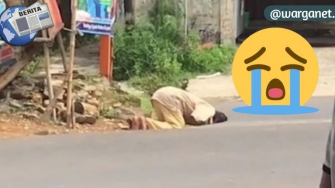 Viral! ODGJ Salat di Pinggir Jalan, Warganet: Yang Sehat Seharusnya Malu!