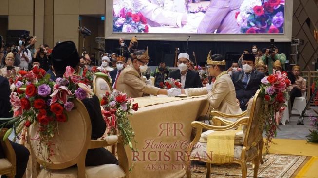 Momen akad nikah Ria Ricis. [Instagram/officialmnctv]