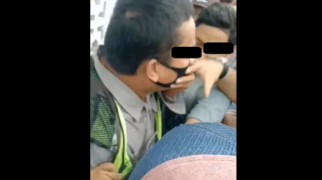 Oknum Polisi jadi sasaran amuk massa (facebook)