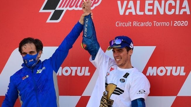 Bos Suzuki Ecstar Davide Brivio dan Joan Mir di MotoGP Valencia 2020. (AFP/Lluis Gene)