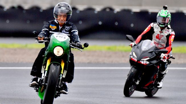 Presiden Joko Widodo mengendarai sepeda motor custom Kawasaki W175 saat mencoba lintasan Pertamina Mandalika International Street Circuit di KEK Mandalika, Praya, Lombok Tengah, NTB, Jumat (12/11/2021).  ANTARA FOTO