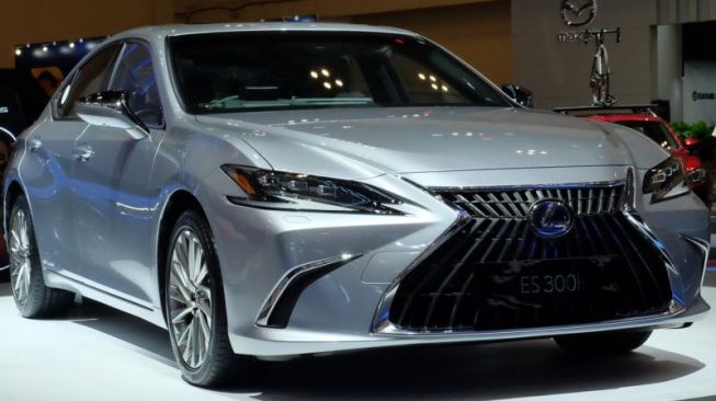 Lexus ES 300h di ajang GIIAS 2021 [ANTARA/Rizka Khaerunissa].