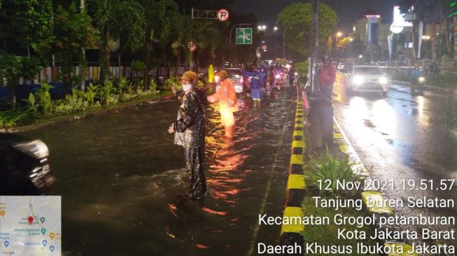 Diguyur Hujan Deras, Sejumlah Ruas Jalan di Jakbar Tergenang Banjir