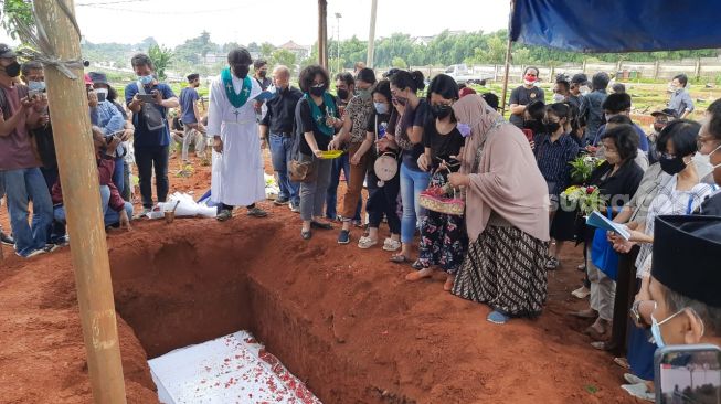 Pemakaman Rony Dozer di TPU Jombang, Tangerang [Suara.com/Muhammad Anzar Anas]