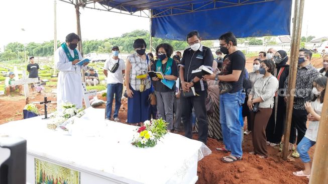 Pemakaman Rony Dozer di TPU Jombang, Tangerang [Suara.com/Muhammad Anzar Anas]