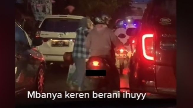 Viral wanita marah-marah di jalan gegara mobil klakson-klakson saat macet (TikTok)