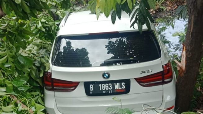 Mobil BMW Nyemplung ke Parit di Kembangan Jakbar, Begini Pengakuan Sang Sopir