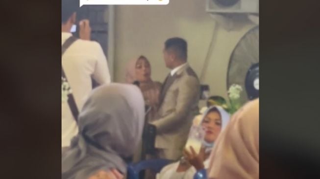 Ibu menyanyi di pernikahan anak (tiktok)