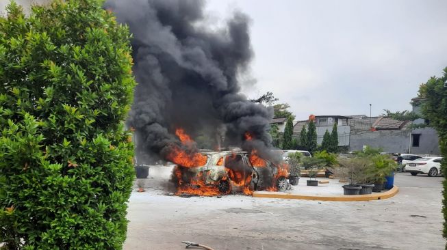 Mobil Mewah Hangus Terbakar di Rest Area KM 6 Tol Japek