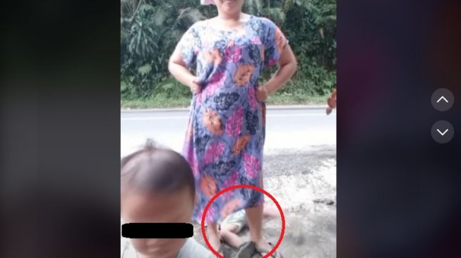 Ibu biarkan anak terjatuh saat asyik berjoget (tiktok)