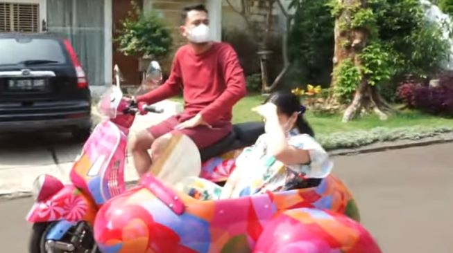 Raffi Ahmad mengajak Nagita Slavina riding bareng menggunakan Vespa warna-warni (Youtube)