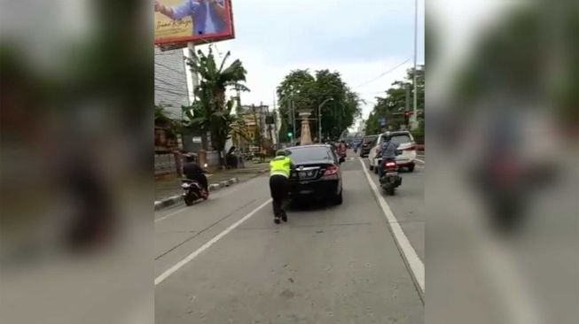 Beredar Video Polantas Dorong Mobil Mogok di Jalanan Medan, Warga: Jadi Contoh Humanis