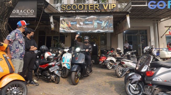 Atta Halilintar mampir di Sccoter VIP untuk mengubah tampilan Vespa jadi menawan (IST)