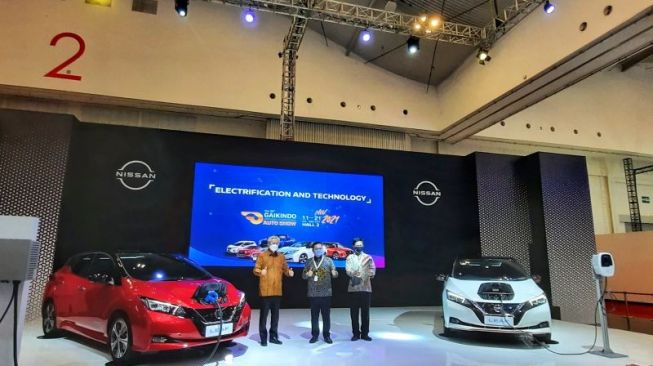 Dua mobil listrik Nissan Leaf dan Kicks e-Power dipamerkan di GIIAS 2021, Kamis (11/11/2021). [Antara]