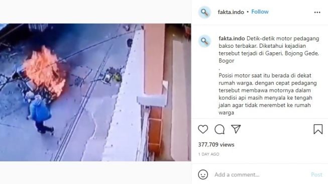 Gerobak bakso terbakar di jalan (Instagram/@fakta.indo)