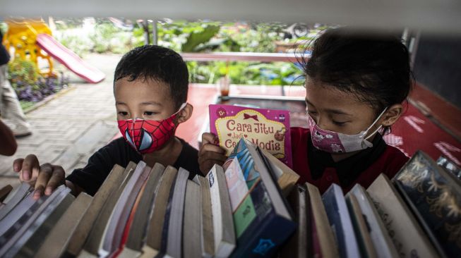 Anak-anak memilih buku untuk dibaca di Bale Buku Jakarta, Dukuh, Jakarta Timur, Jumat (12/11/2021). ANTARA FOTO/Aprillio Akbar
