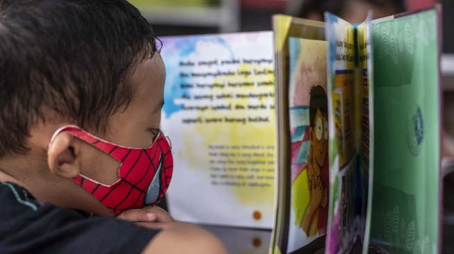 Anak-anak membaca buku di Bale Buku Jakarta, Dukuh, Jakarta Timur, Jumat (12/11/2021).  ANTARA FOTO/Aprillio Akbar