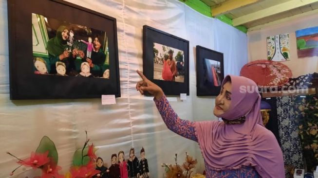 Shinta Ratri menunjukkan dokumentasi kegiatan para transpuan saat pameran dan peringatan Transgender Day of Remembrance (TDOR) di Ponpes Waria Al-Fatah, Banguntapan, Bantul, Kamis (11/11/2021). - (SuaraJogja.id/Muhammad Ilham Baktora)