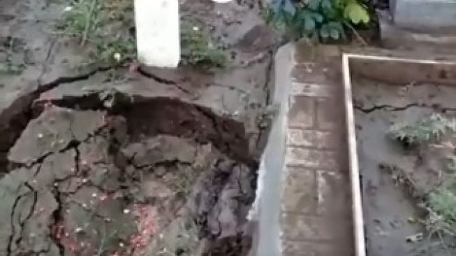 Viral, Makam TPU Mangunjaya Tambun Selatan Amblas