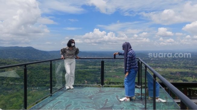 Pengunjung saling bergantian foto di salah satu spot Obelix Hill. (Suara/Arendya)