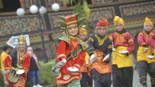 Sejumlah pelajar menampilkan atraksi tari piring, pada Festival Pesona Minangkabau di halaman Istano Basa Pagaruyung, Batusangkar, Kabupaten Tanah Datar, Sumatera Barat, Sabtu (13/11/2021). [ANTARA FOTO/Iggoy el Fitra]